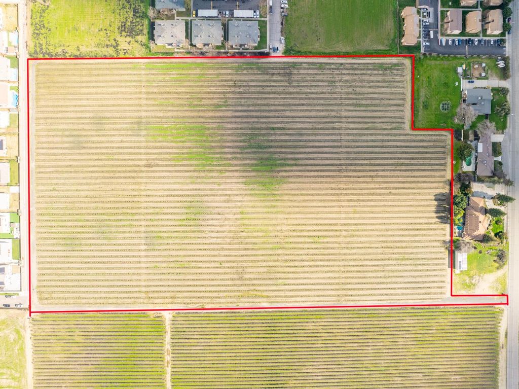 Image 4 of property listing at 12812 E Stroud Avenue, Kingsburg, CA 93631