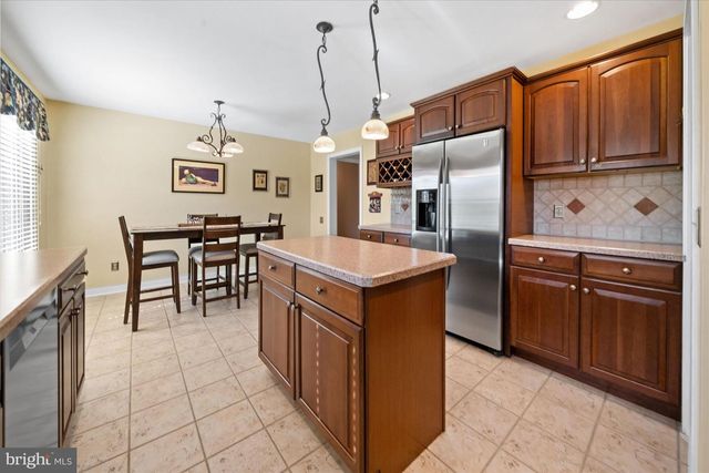 2 RUNNING BROOK LN, Newark, DE 19711