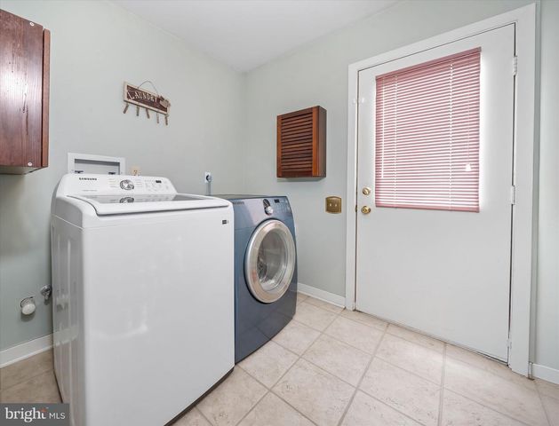 2 RUNNING BROOK LN, Newark, DE 19711