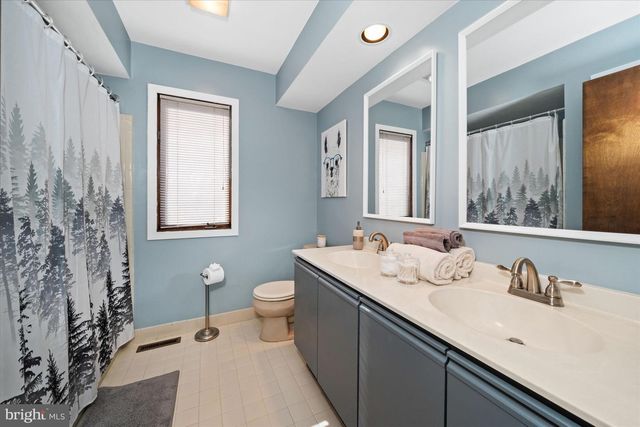 2 RUNNING BROOK LN, Newark, DE 19711