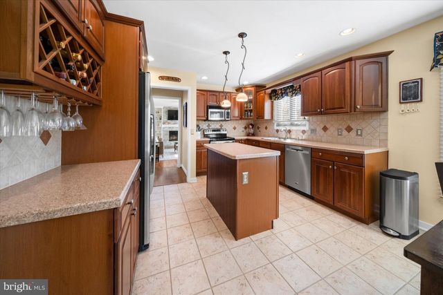 2 RUNNING BROOK LN, Newark, DE 19711