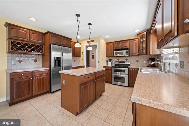 2 RUNNING BROOK LN, Newark, DE 19711