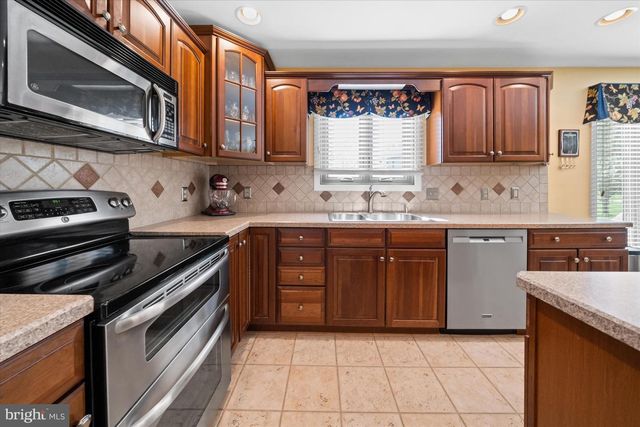 2 RUNNING BROOK LN, Newark, DE 19711