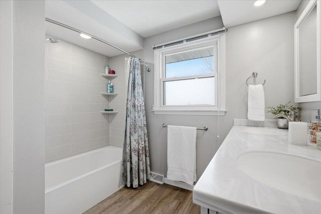 2103 Empire DRIVE, Waukesha, WI 53186