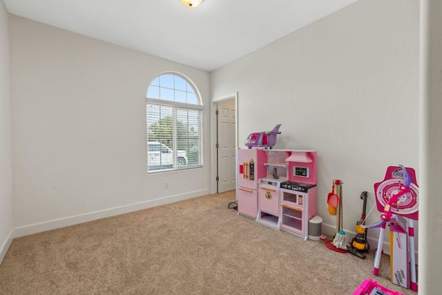 1821 E Arlen Avenue, Visalia, CA 93292