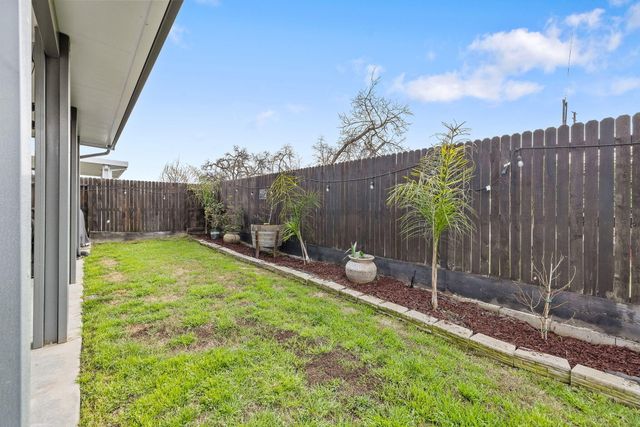 1821 E Arlen Avenue, Visalia, CA 93292