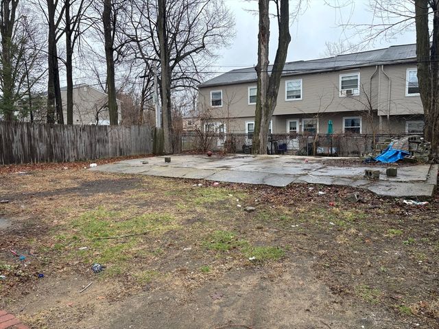 27 Chester St, Springfield, MA 01105