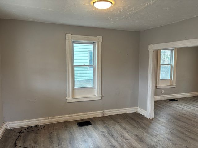 27 Chester St, Springfield, MA 01105