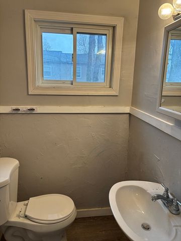 27 Chester St, Springfield, MA 01105