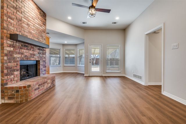 526 Meandering Way, Midlothian, TX 76065