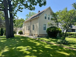 1014 Half Day Road, Highland Park, IL 60035