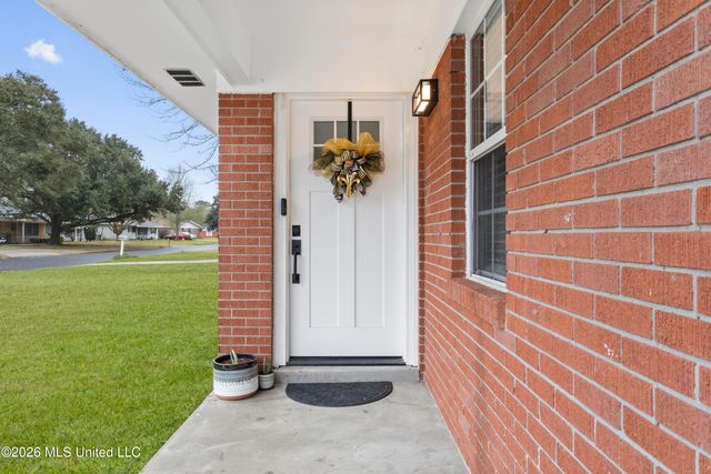 6321 Chaucer Drive, Ocean Springs, MS 39564