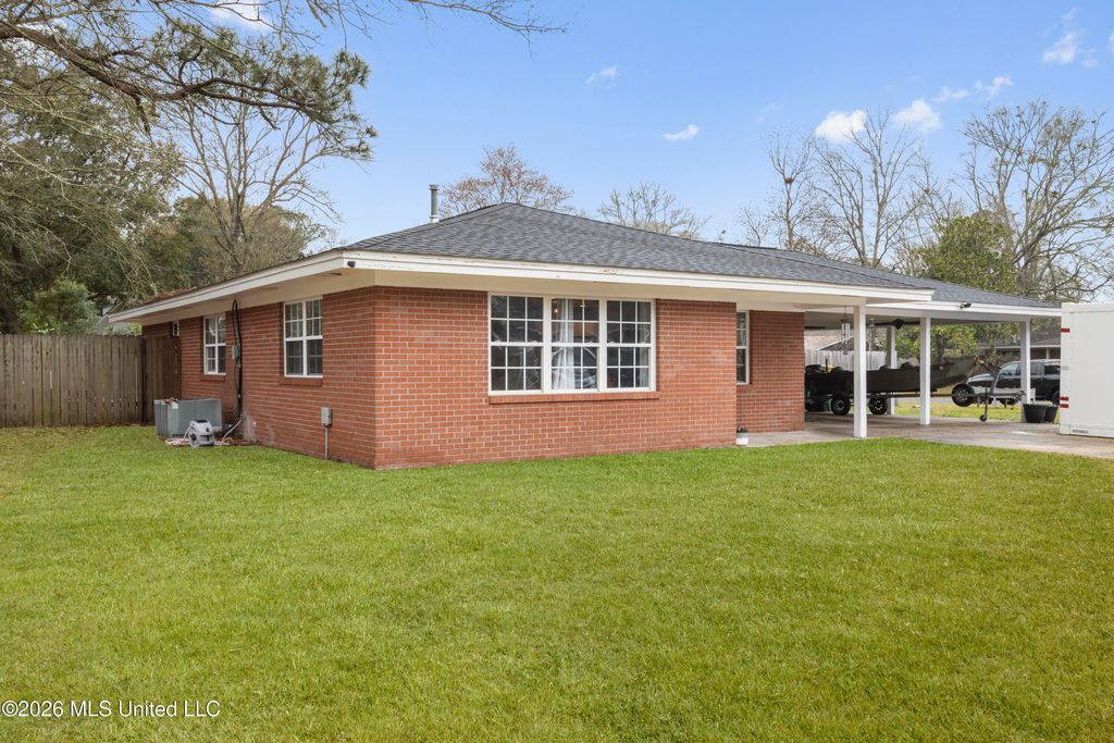 6321 Chaucer Drive, Ocean Springs, MS 39564