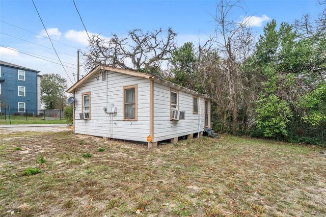 1918 Roosevelt Street, Huntsville, TX 77320