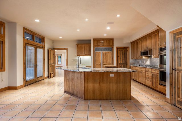 5910 S WHITEWATER CIR, Holladay, UT 84121