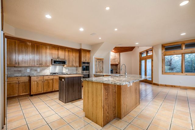 5910 S WHITEWATER CIR, Holladay, UT 84121