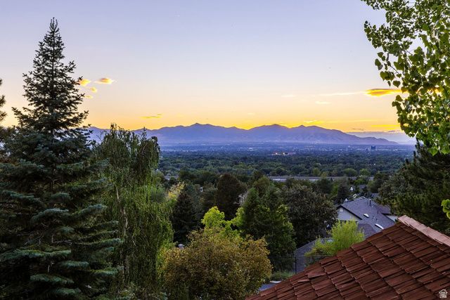 5910 S WHITEWATER CIR, Holladay, UT 84121