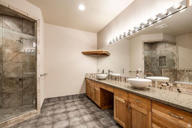 5910 S WHITEWATER CIR, Holladay, UT 84121