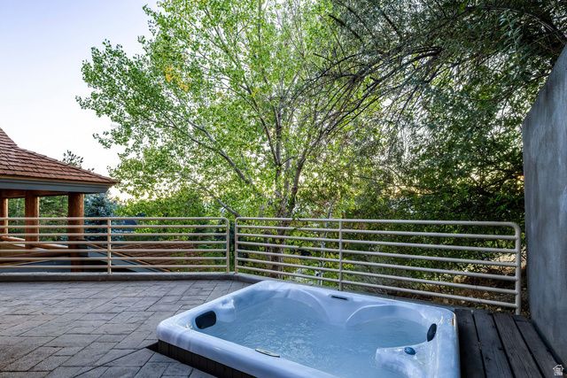 5910 S WHITEWATER CIR, Holladay, UT 84121