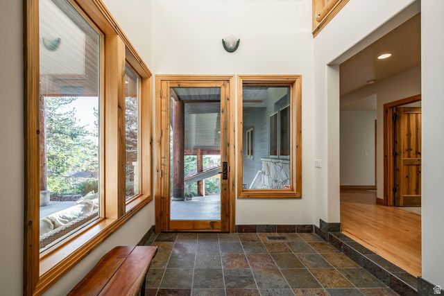 5910 S WHITEWATER CIR, Holladay, UT 84121