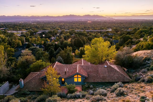 5910 S WHITEWATER CIR, Holladay, UT 84121