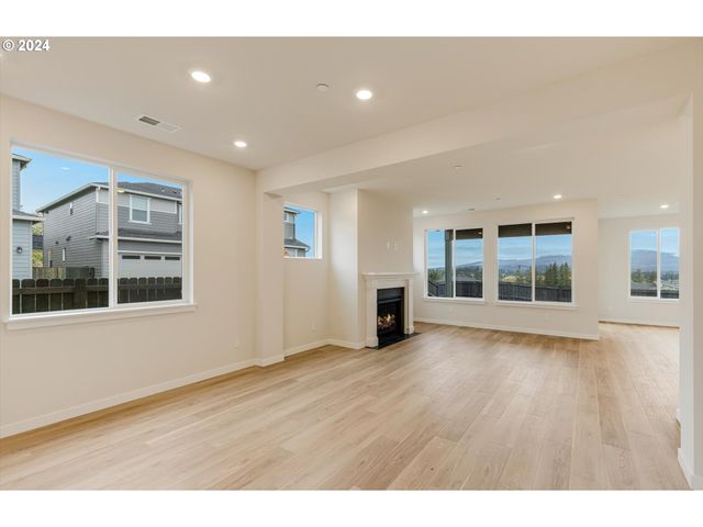 435 W IVY St, Washougal, WA 98671