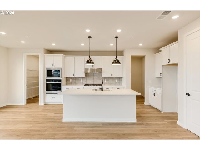 435 W IVY St, Washougal, WA 98671