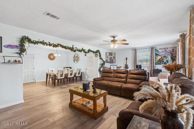 6528 Columbus Circle, Ocean Springs, MS 39564