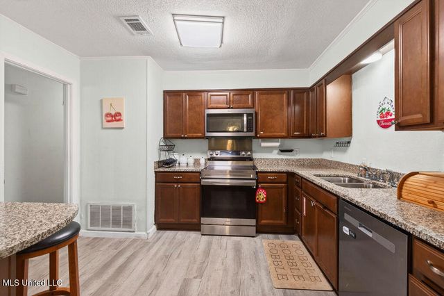 6528 Columbus Circle, Ocean Springs, MS 39564