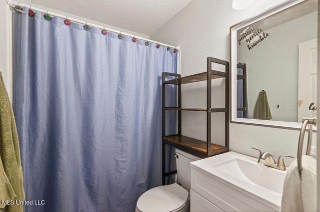 6528 Columbus Circle, Ocean Springs, MS 39564