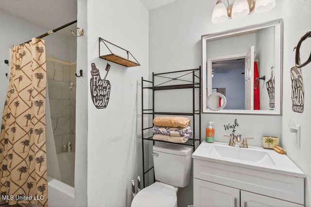 6528 Columbus Circle, Ocean Springs, MS 39564