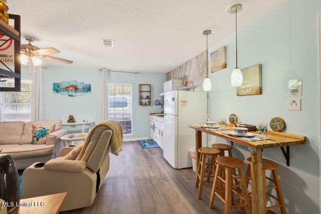 6528 Columbus Circle, Ocean Springs, MS 39564