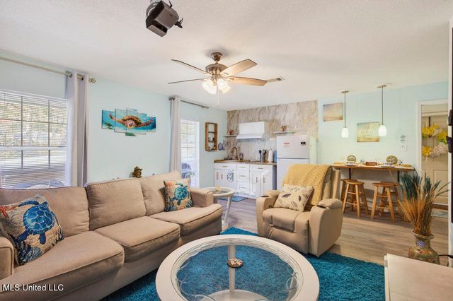 6528 Columbus Circle, Ocean Springs, MS 39564