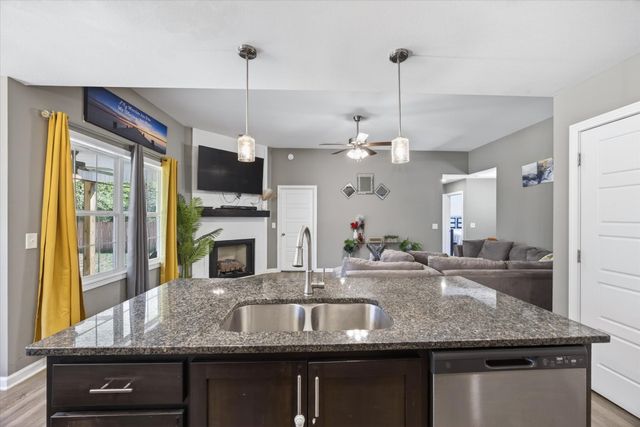 1469 Fredrick Dr, Clarksville, TN 37042