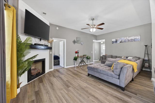 1469 Fredrick Dr, Clarksville, TN 37042