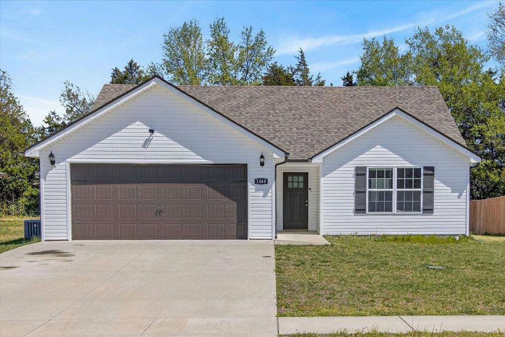 1469 Fredrick Dr, Clarksville, TN 37042