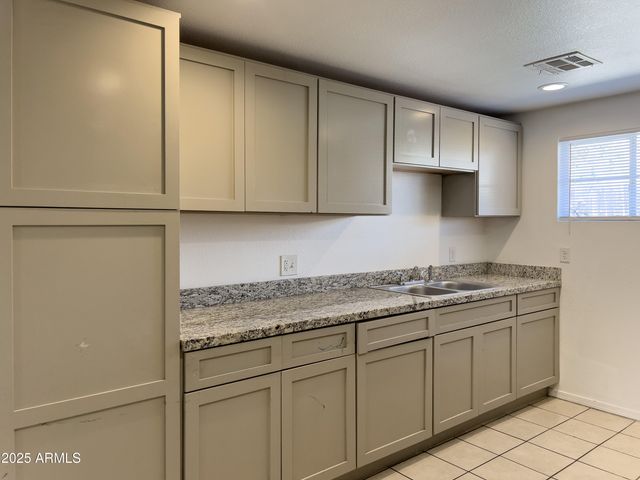 1520 W SAHUARO Drive B, Phoenix, AZ 85029