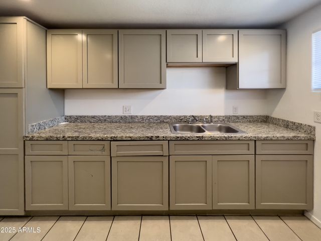 1520 W SAHUARO Drive B, Phoenix, AZ 85029