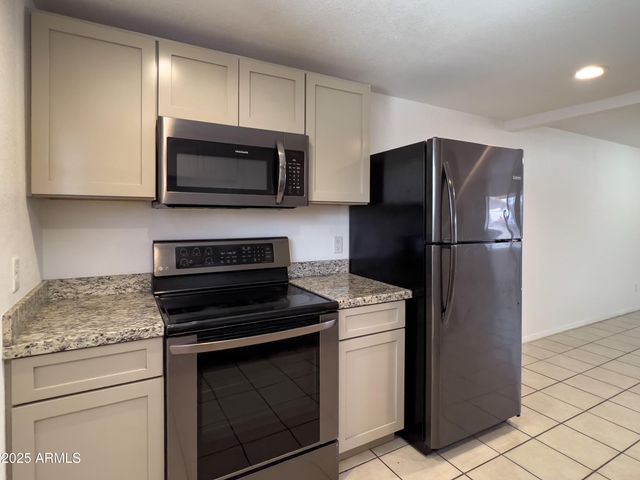 1520 W SAHUARO Drive B, Phoenix, AZ 85029