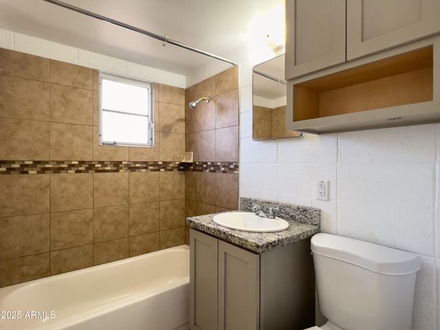 1520 W SAHUARO Drive B, Phoenix, AZ 85029