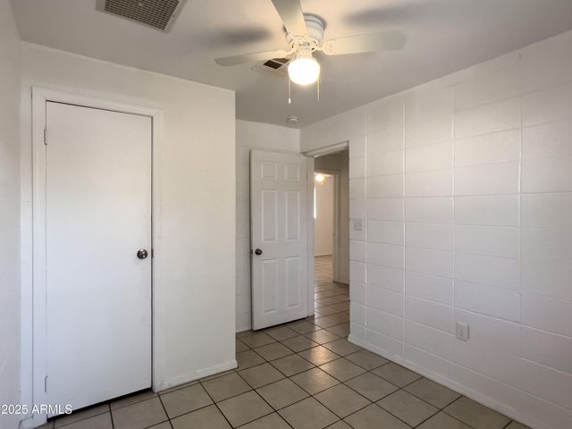 1520 W SAHUARO Drive B, Phoenix, AZ 85029