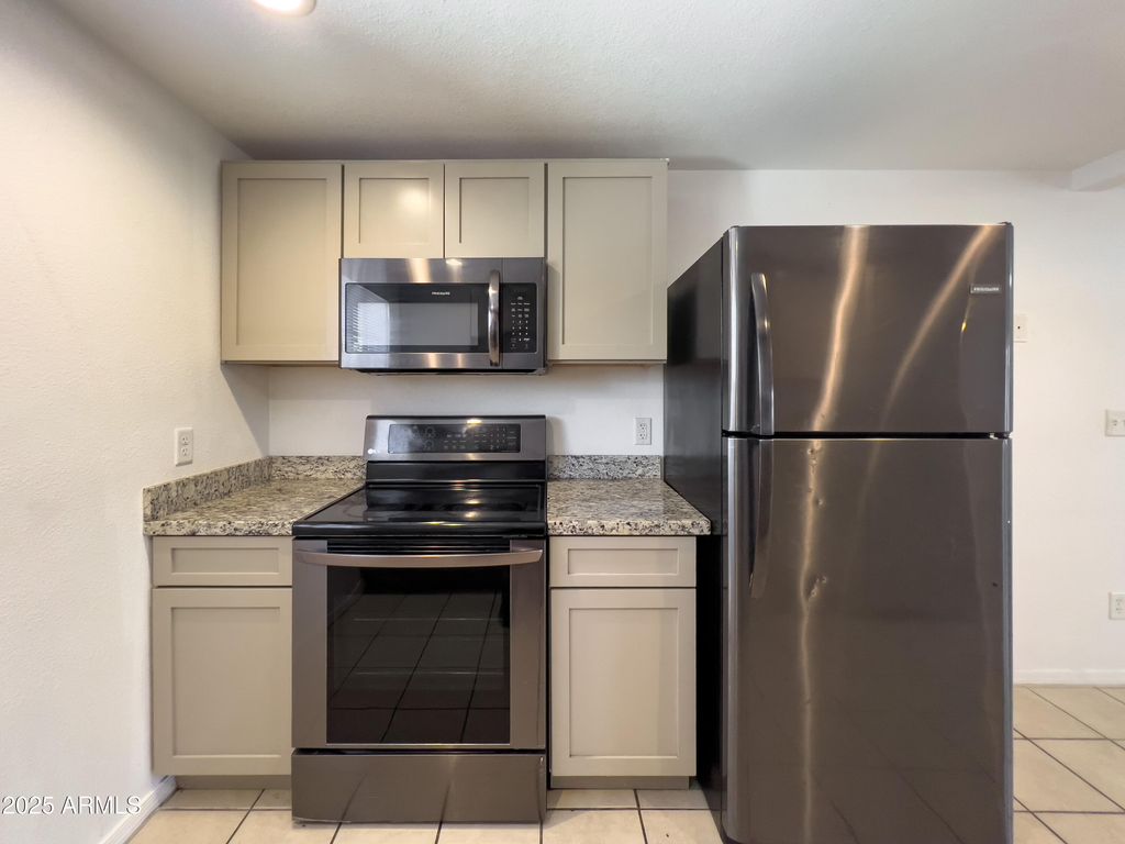 1520 W SAHUARO Drive B, Phoenix, AZ 85029