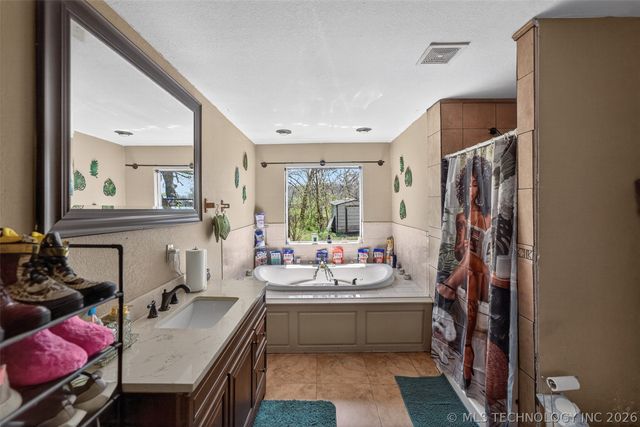 1402 E Hayes Street, Okmulgee, OK 74447