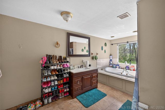 1402 E Hayes Street, Okmulgee, OK 74447