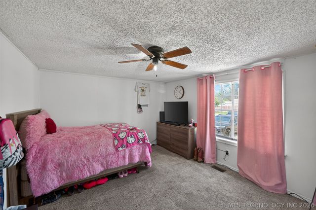 1402 E Hayes Street, Okmulgee, OK 74447