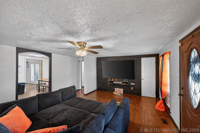 1402 E Hayes Street, Okmulgee, OK 74447