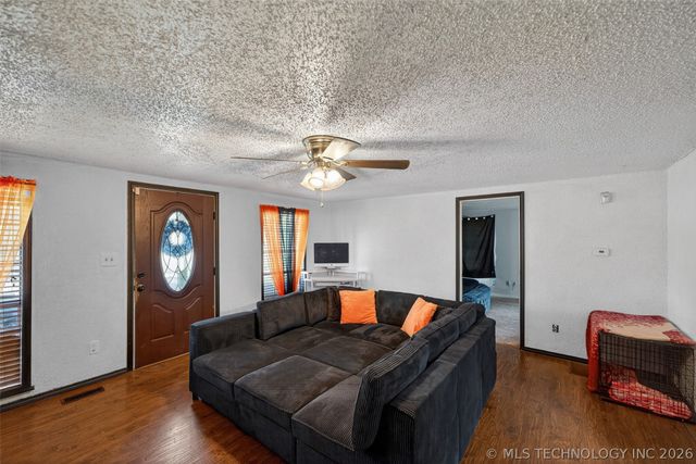 1402 E Hayes Street, Okmulgee, OK 74447