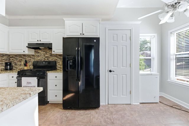 98 Emerald Dr, Maumelle, AR 72113