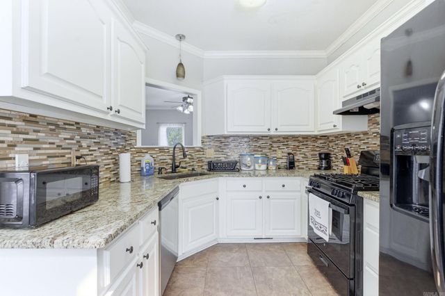 98 Emerald Dr, Maumelle, AR 72113