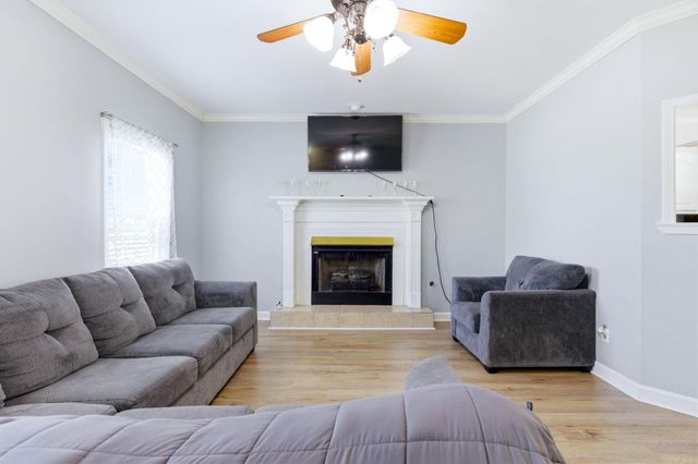 98 Emerald Dr, Maumelle, AR 72113